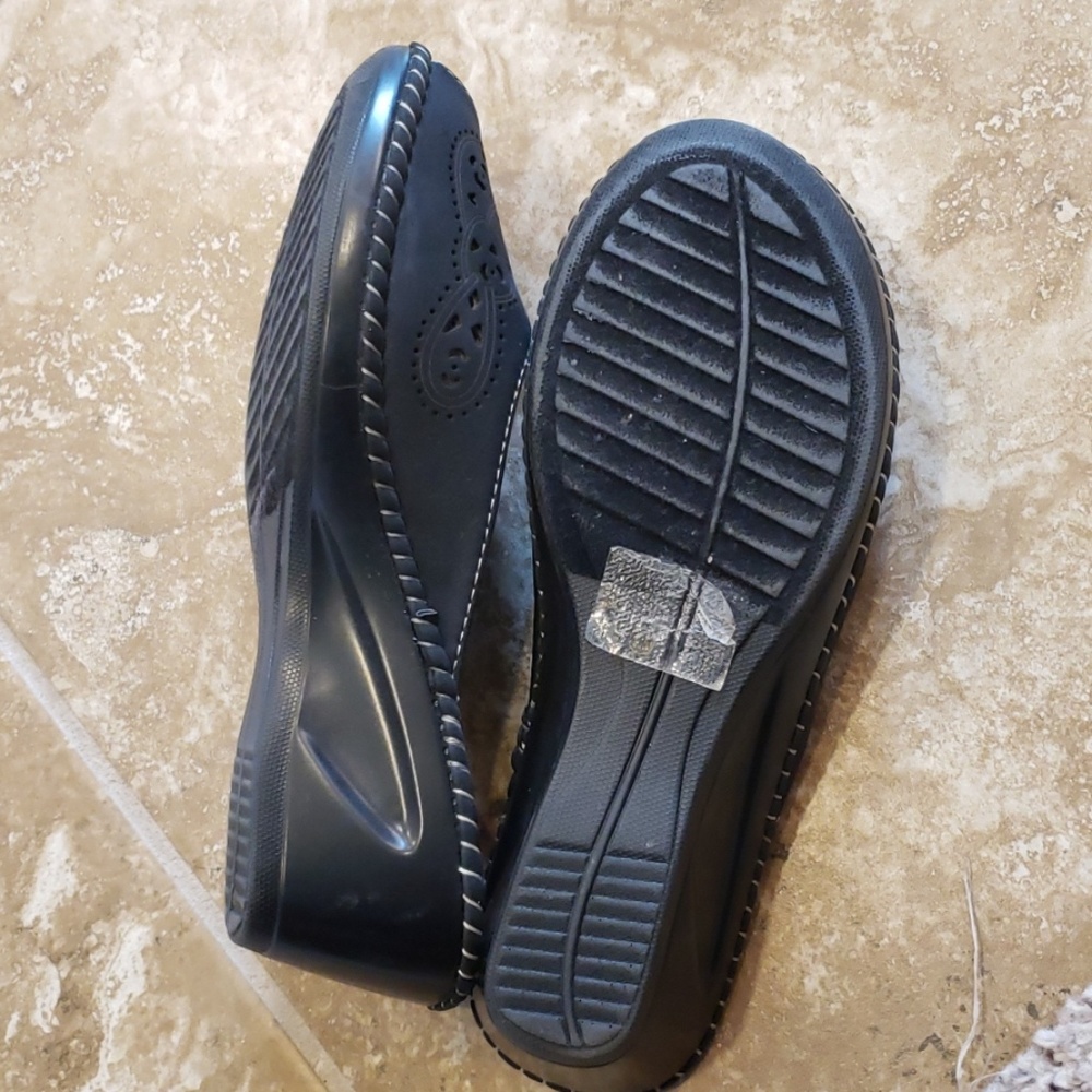 Shoes - Picture 2 of 3